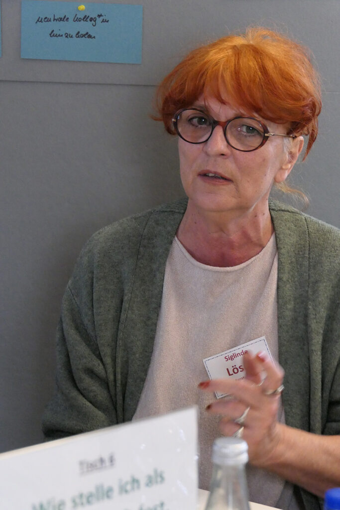 Siglinde Lösch moderiert Tisch 6