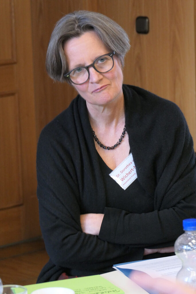 Dr. Dorothea von Wichert-Nick moderiert Tisch 7