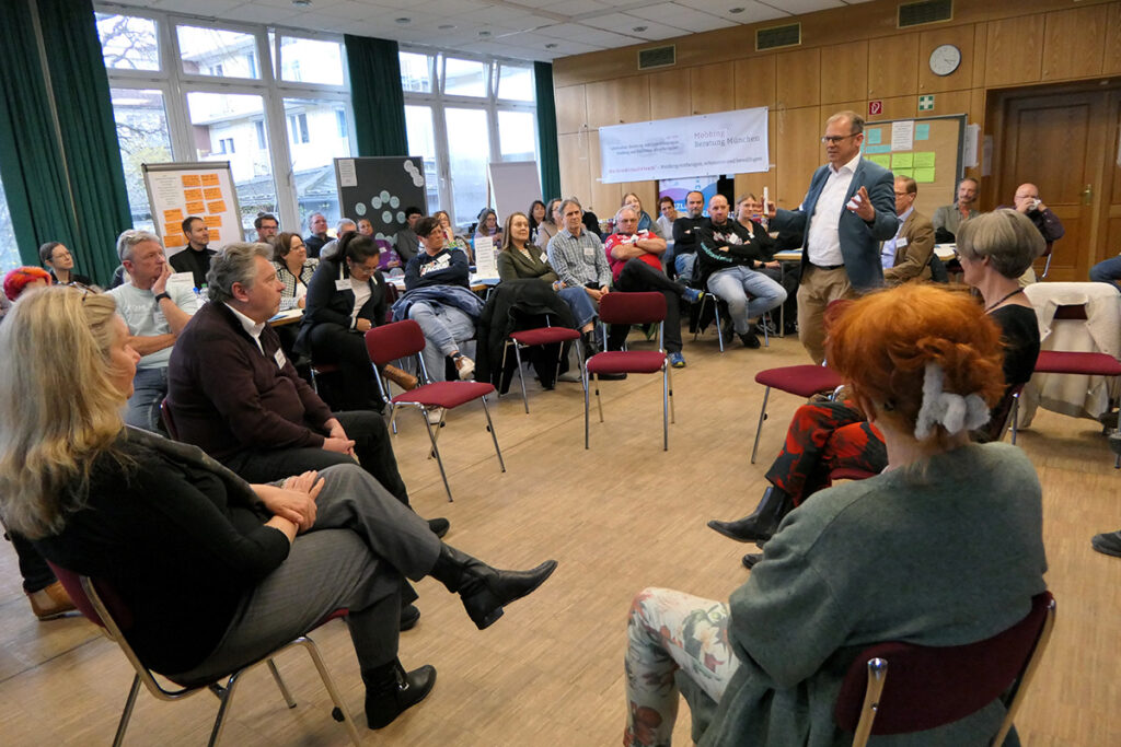Peter Lysy moderiert die abschließende FishBowl-Diskussion