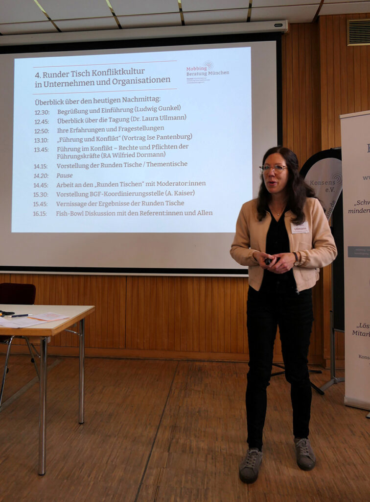 Die Moderatorin Dr. Laura Ullmann gibt einen Überblick über die Tagung