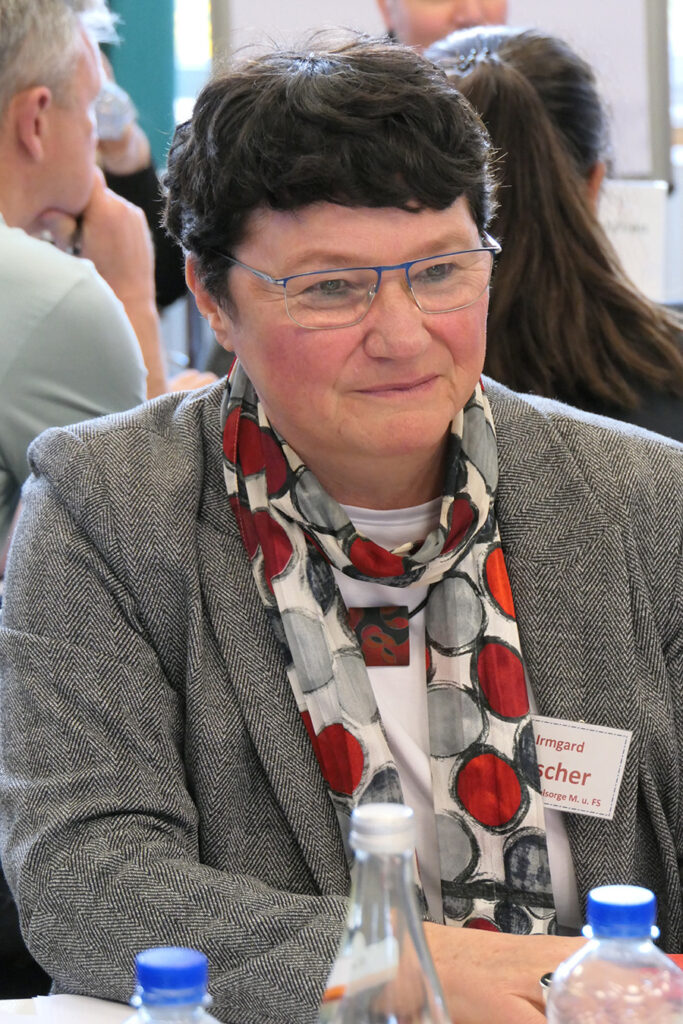 Irmgard Fischer moderiert Tisch 2